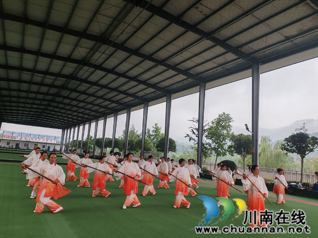 太极养生杖展示.jpg