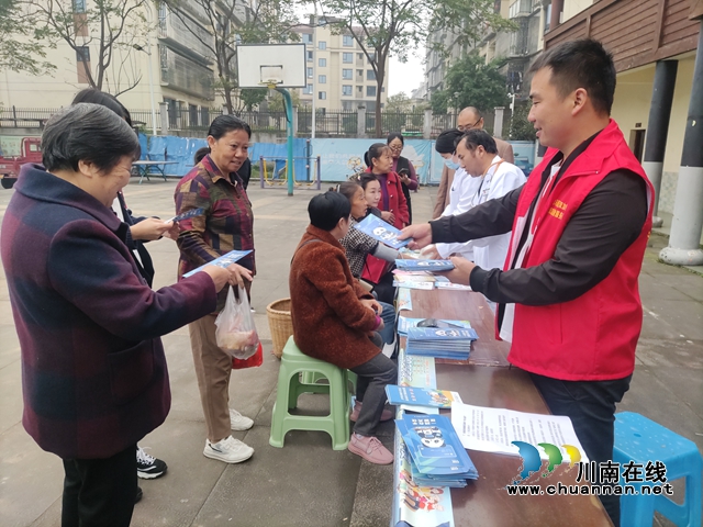 龙马潭区双加镇人大：医保宣传“零距离”  铺好群众参保“暖心路”