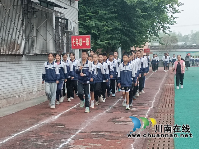 跃动青春,放飞梦想|泸县云龙镇上坪学校举行第十三届田径运动会(图2) 8486ea9fb30281c81a8c6e76ce0ce26a.jpg