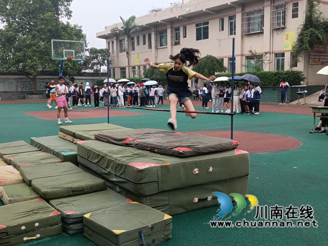 跃动青春,放飞梦想|泸县云龙镇上坪学校举行第十三届田径运动会(图3) 10258f671603a1cb1d190efb31732113.jpg