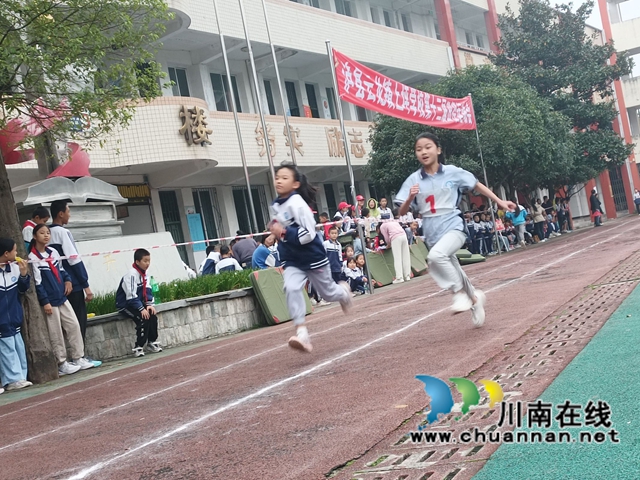 跃动青春,放飞梦想|泸县云龙镇上坪学校举行第十三届田径运动会(图4) b85b3c548d8d37c7b36bf619ae8eca0b.jpg