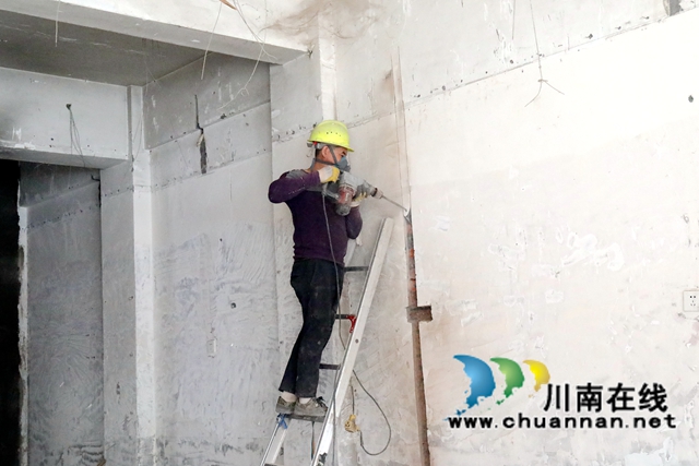 5.龙马潭区红星街道龙南社区普惠托育园项目现场，工人正在进行内部装修。-谢汶萍摄.JPG
