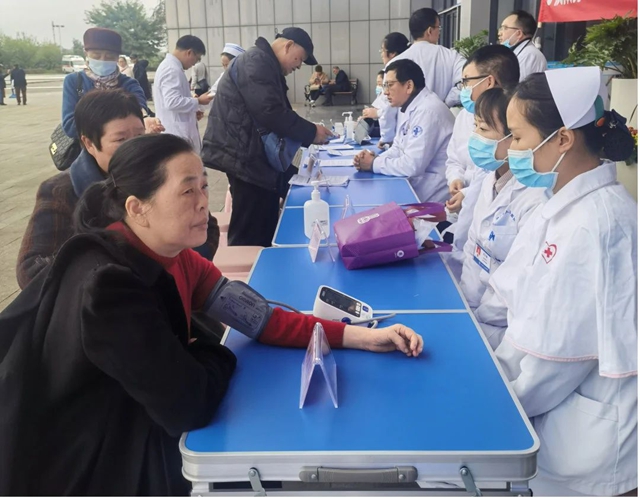 泸州市人民医院开展“1120心梗救治日”义诊活动(图2) 2.jpg
