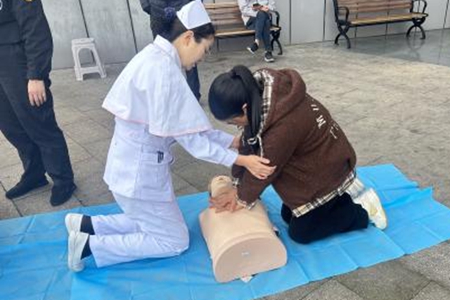 泸州市人民医院开展“1120心梗救治日”义诊活动(图8) 8.jpg