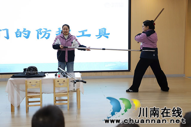歹徒冲进了幼儿园?叙永县叙永镇盛世华都幼儿园开展反恐防暴安全演练(图3) 防暴工具演示.jpg