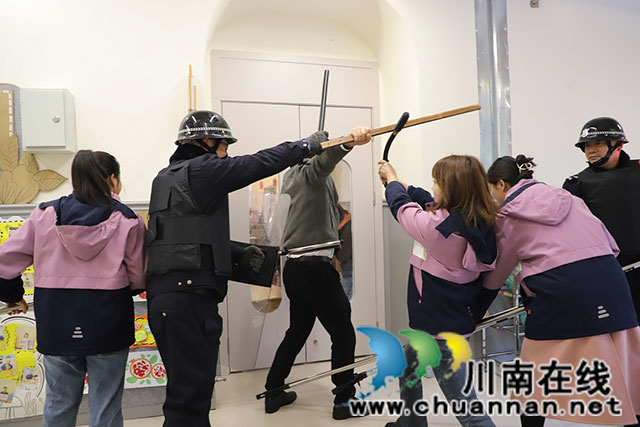 歹徒冲进了幼儿园?叙永县叙永镇盛世华都幼儿园开展反恐防暴安全演练(图5) 歹徒冲向教室,合力制服歹徒.jpg