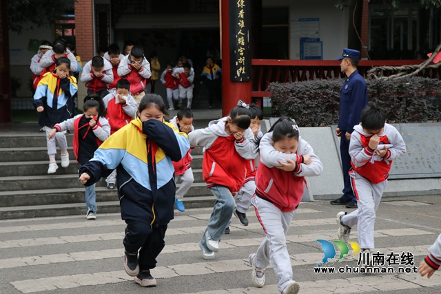 消防演练进校园 安全意识筑心间 | 泸县城北小学校开展2024年秋期消防安全应急疏散演练