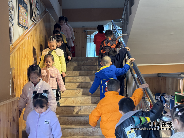 泸县城东幼儿园开展防踩踏安全教育活动