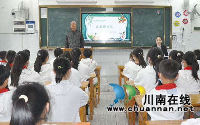 乡贤入校传技艺 非遗传承增活力┃泸县玄滩薅秧歌走进校园焕发活力(图1) 玄滩薅秧歌培训学生(高大源摄).jpg