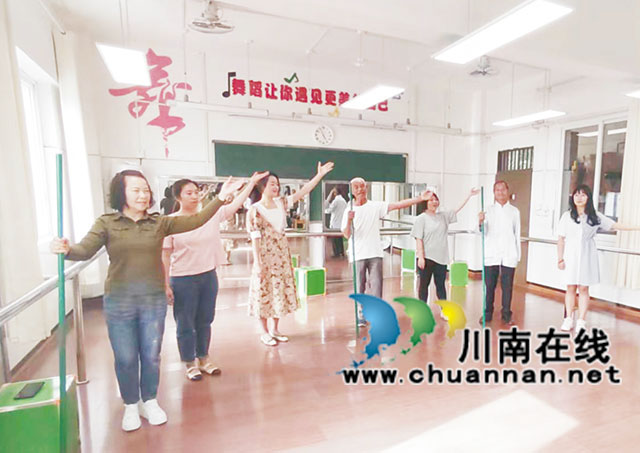 乡贤入校传技艺 非遗传承增活力┃泸县玄滩薅秧歌走进校园焕发活力(图3) 玄滩薅秧歌培训(高大源摄).jpg