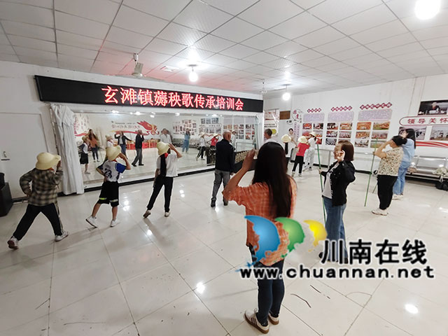 乡贤入校传技艺 非遗传承增活力┃泸县玄滩薅秧歌走进校园焕发活力(图4) 玄滩薅秧歌培训1(高大源摄).jpg