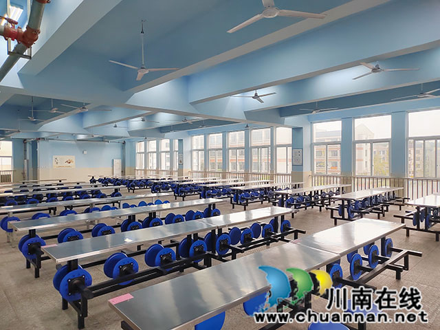 泸县二中城东初级中学校：民以食为天 “校园餐”当先