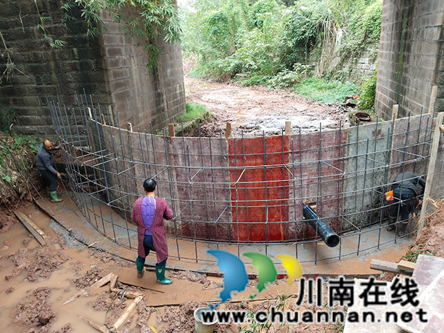 图为伏龙村玉带桥拦水坝施工中.jpg