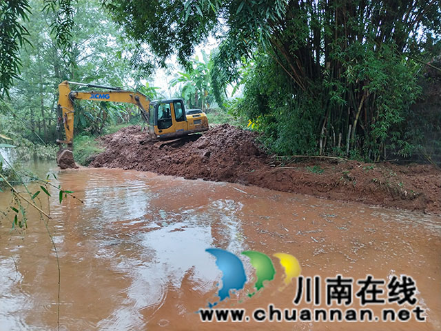 图为挖掘引水沟渠.jpg