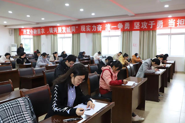 泸县天兴镇举行村(社区)后备干部公开选拔考试(图2) 2.jpg