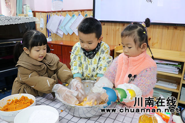 幼儿操作揉面团（陈聪蓉）.jpg