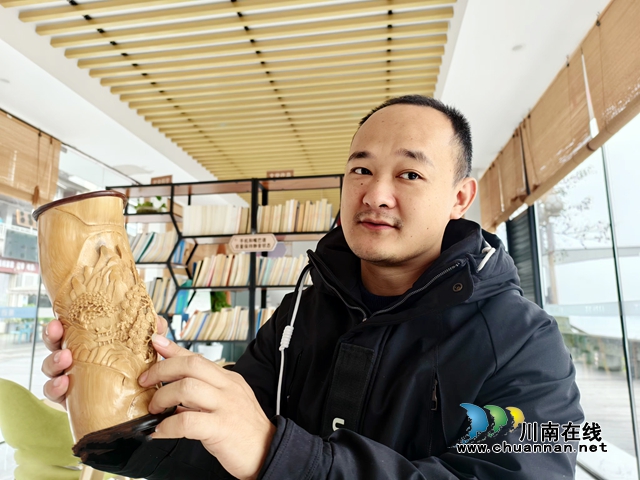 纳溪青年黄建:乐做“竹虫”传承竹雕非遗文化(图3) 图3:黄建讲解雕刻之道.jpg