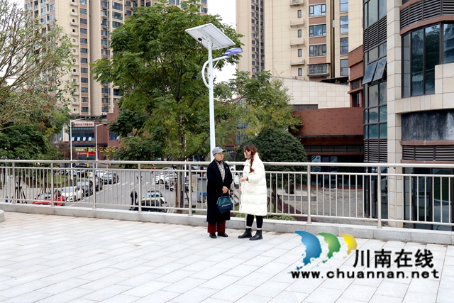 居民在红星街道龙南社区口袋公园散步聊天。-谢汶萍摄.JPG
