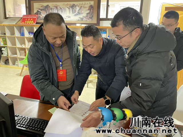 龙马潭区鱼塘街道:发挥代表作用 助力蓝天保卫战(图2) 市代表周春.jpg