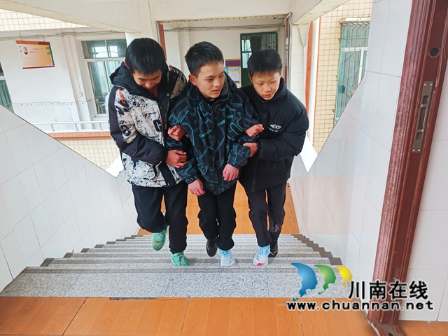 “食”刻警惕 应急有备｜泸县云龙镇上坪学校开展食品安全突发事件应急演练