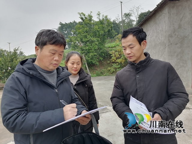 四川省首批金牌劳务经纪人张德银（左一）“点对点”入户泸县云锦镇稻子村3社推送岗位.jpg