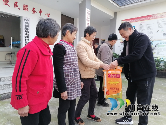 泸县福集镇便民服务中心主任董先奎（右一）为农民工留守家人代表送上暖心慰问物品.jpg