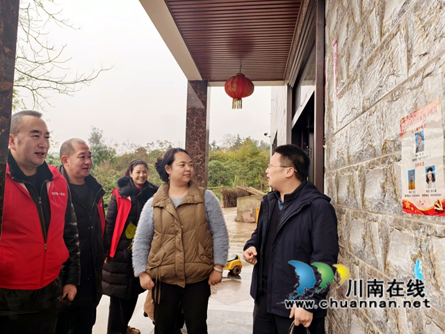 图6：区组织部领导（右一）向群众了解工作队帮扶情况.jpg