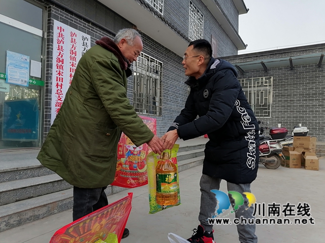 泸县农民工服务中心副主任李雪亮为宋田村农民工留守家人代表送上暖心慰问物品.jpg