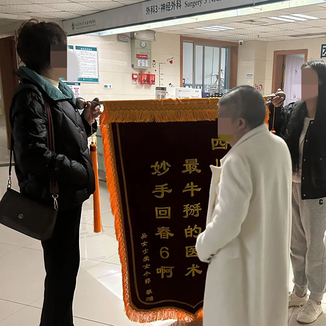 【惊险】速度太快，保洁阿姨工作时被“黄司机”撞飞......