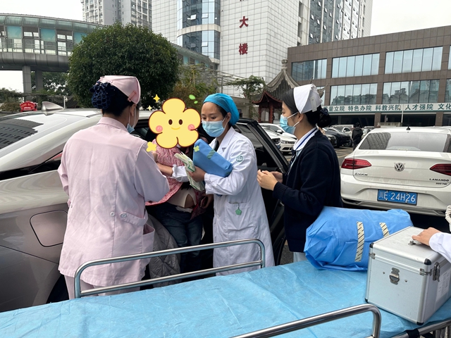 【危急】孕妇羊水破裂，路上临产！84公里狂飙，9分钟紧急接生