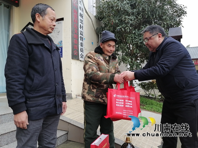 泸县天兴镇便民服务中心主任包波为垣山村农民工留守家人代表送上暖心慰问物品.jpg