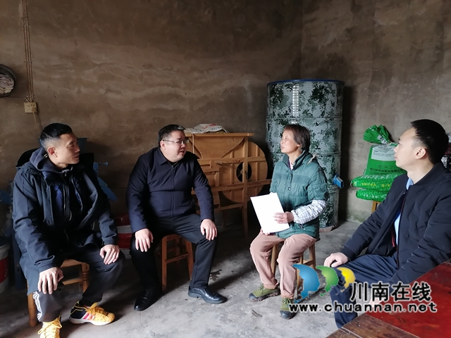 慰问组在泸县天兴镇垣山村1社农民工廖流玉家里开展走访慰问并送上暖心慰问物品和慰问信.jpg