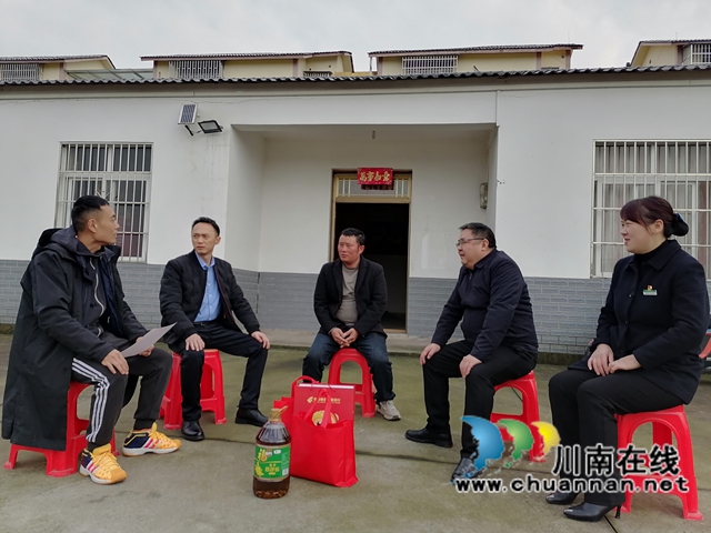 慰问组在泸县天兴镇垣山村7社返乡农民工胡乔家里开展走访慰问并送上暖心慰问物品和慰问信.jpg