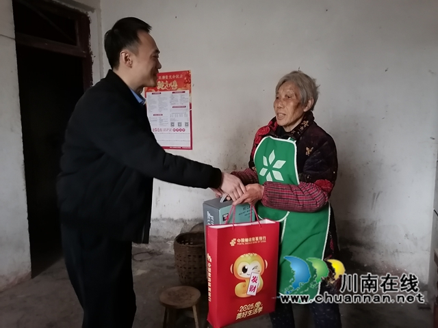 邮储银行泸县支行行长陈强在泸县玉蟾街道小马滩村10社许刘亮家里为其奶奶送上暖心慰问物品.jpg