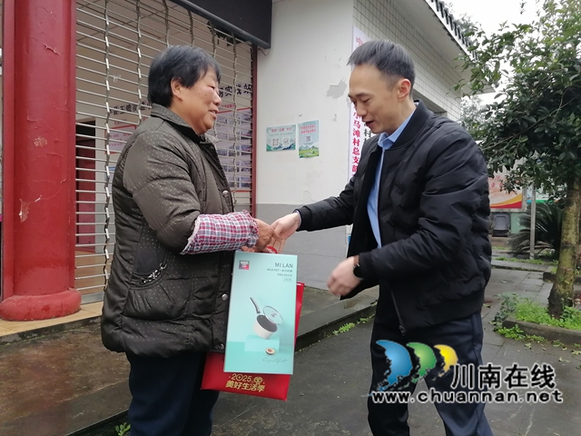 邮储银行泸县支行行长陈强在泸县玉蟾街道小马滩村为农民工留守家人代表送上暖心慰问物品.jpg
