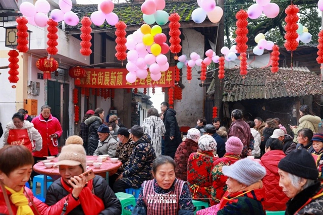为了家乡的一顿团圆饭，74岁的他辗转了700公里回泸州