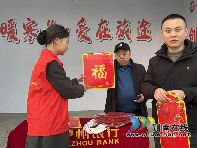 泸县设置便民服务点温暖农民工回家路(图2) 438fd57f42a996dbb0e0243fb469201.jpg