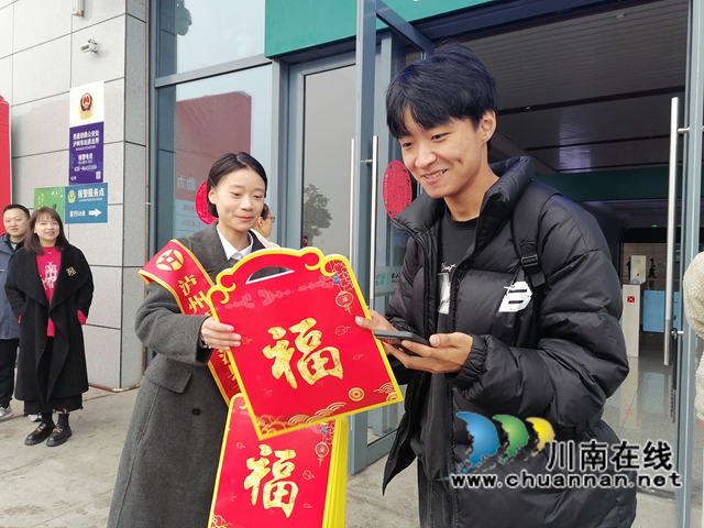 泸县设置便民服务点温暖农民工回家路