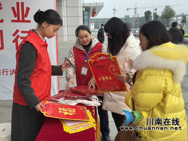 泸县设置便民服务点温暖农民工回家路(图4) a3e58a7ed8b542dd45271f26f17fb59.jpg