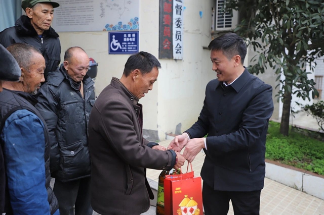 泸县天兴镇举行乡村振兴经济发展顾问聘任仪式暨走访慰问困难群众(图5) 5.jpg