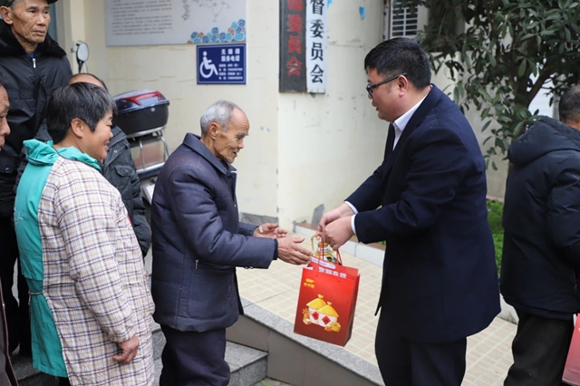 泸县天兴镇举行乡村振兴经济发展顾问聘任仪式暨走访慰问困难群众(图4) 4.jpg