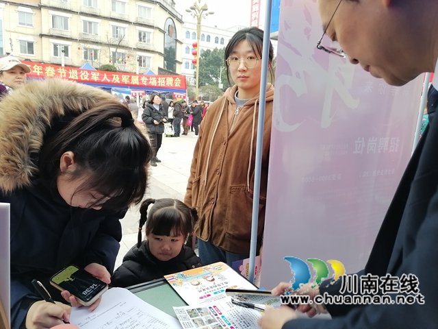 泸县举行2025年“就业帮扶•真情相助”就业援助月专场招聘活动