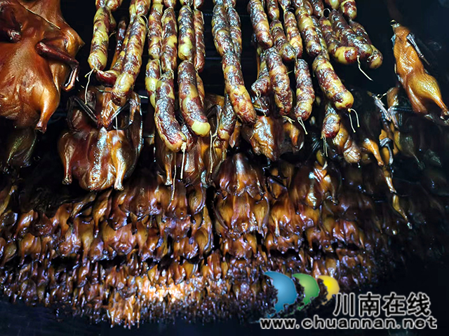 回乡创业熏腊肉 要带领乡亲一起富