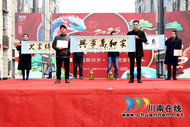 泸县福集镇组织“文明集市齐相聚•服务群众零距离”文化服务活动.jpg