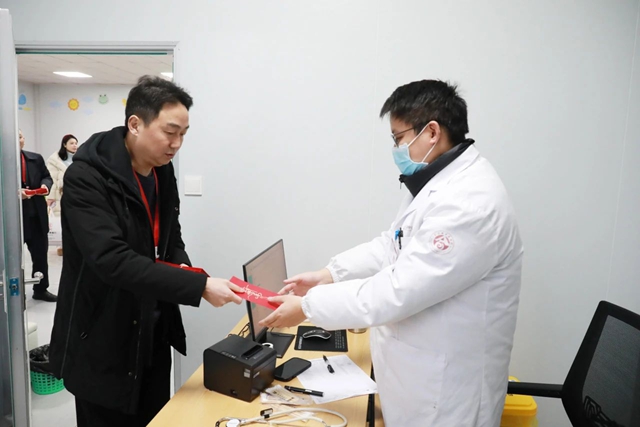 情系一线，共迎新春｜合江县中医医院领导年初一慰问值班医务人员