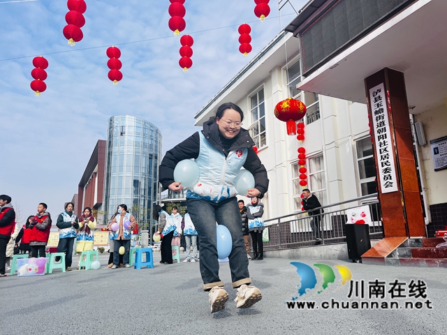 游戏传元宵（龙洪艳摄）.jpg