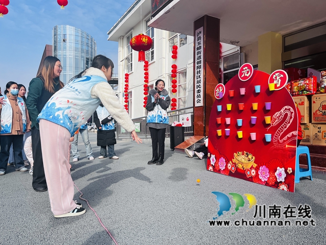 游戏投元宵（龙洪艳摄）.jpg