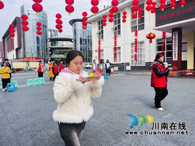 游戏夹元宵（龙洪艳摄）.jpg