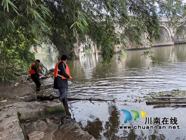 龙马潭区鱼塘街道王庄村：清理河面垃圾 维护生态环境