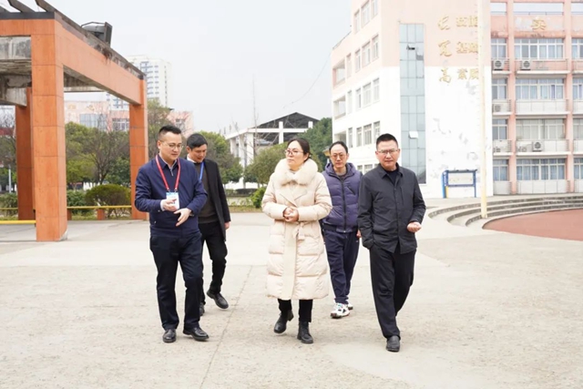 泸州市教育和体育局副局长何明英带队检查泸县建校开学工作